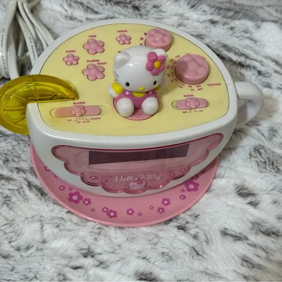 Vintage Hello Kitty Pink and Yellow Teacup Alarm Clock Radio - Picture 2 of 10